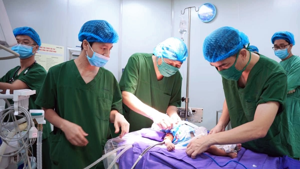 Cứu sống bé trai 47 ngày tuổi tím tái vì khối u chèn đường thở