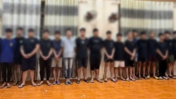 Nhóm nam thanh niên mang theo hung khí vô cớ đuổi đánh người đi đường