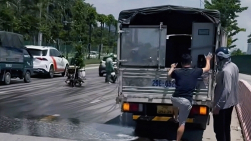 Xử phạt tài xế xe tải để dầu tràn xuống đường gây mất an toàn giao thông