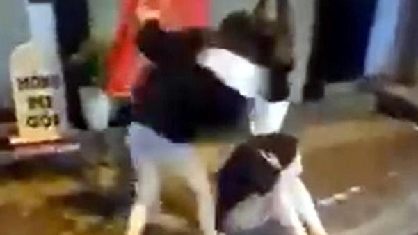 Tạm giữ hình sự 2 cô gái trẻ tuổi đánh nhau vì mâu thuẫn tình ái