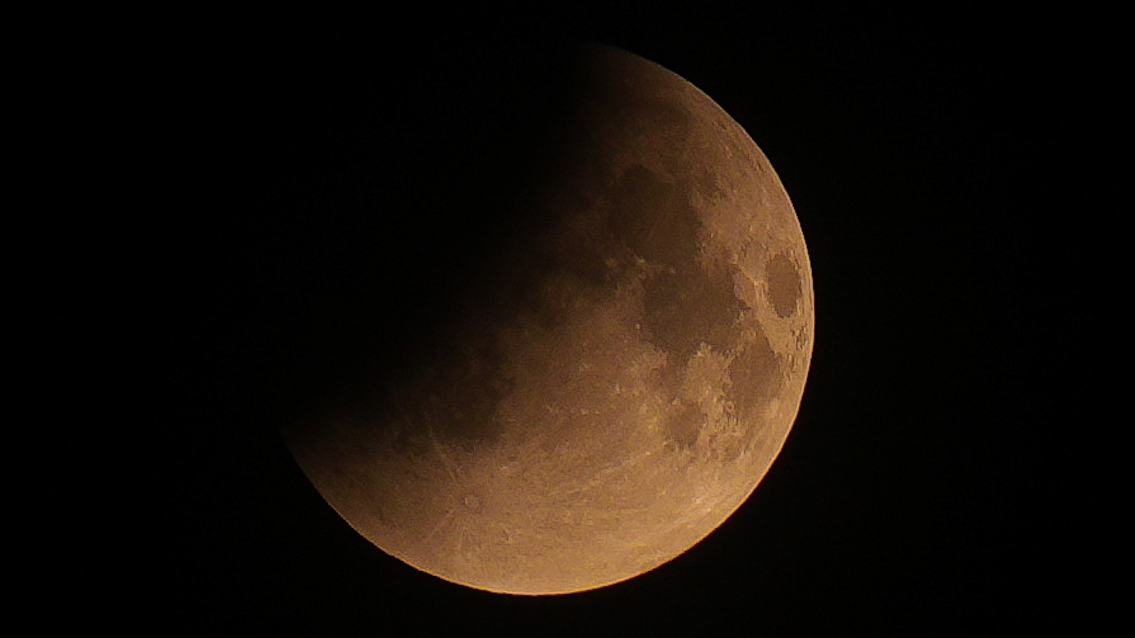 gioi tre ha noi thuc dem san mat trang mau