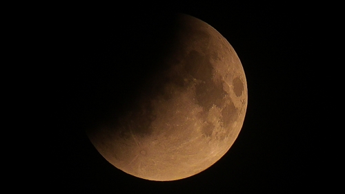 Giới trẻ Hà Nội thức đêm săn mặt trăng máu