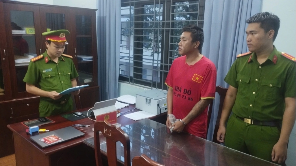 Bắt kẻ liều lĩnh dùng dao cướp xe máy, chém người