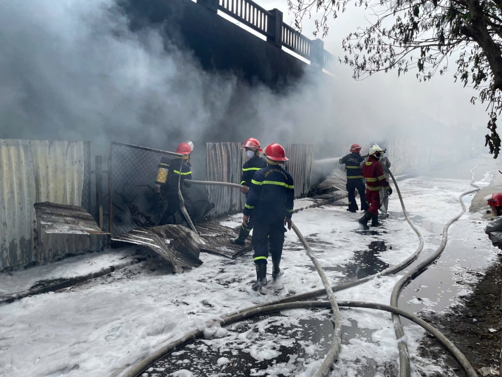 Lực lượng chức năng tổ chức chữa cháy. Ảnh: CQCA