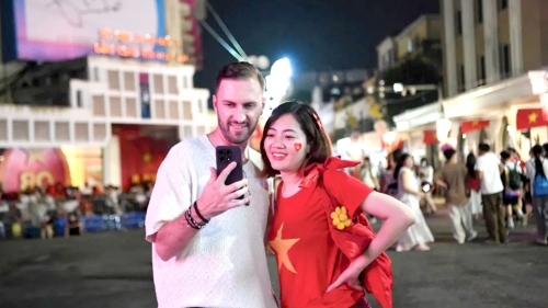 Tiêu dùng và du lịch bùng nổ nhờ "hiệu ứng A80"