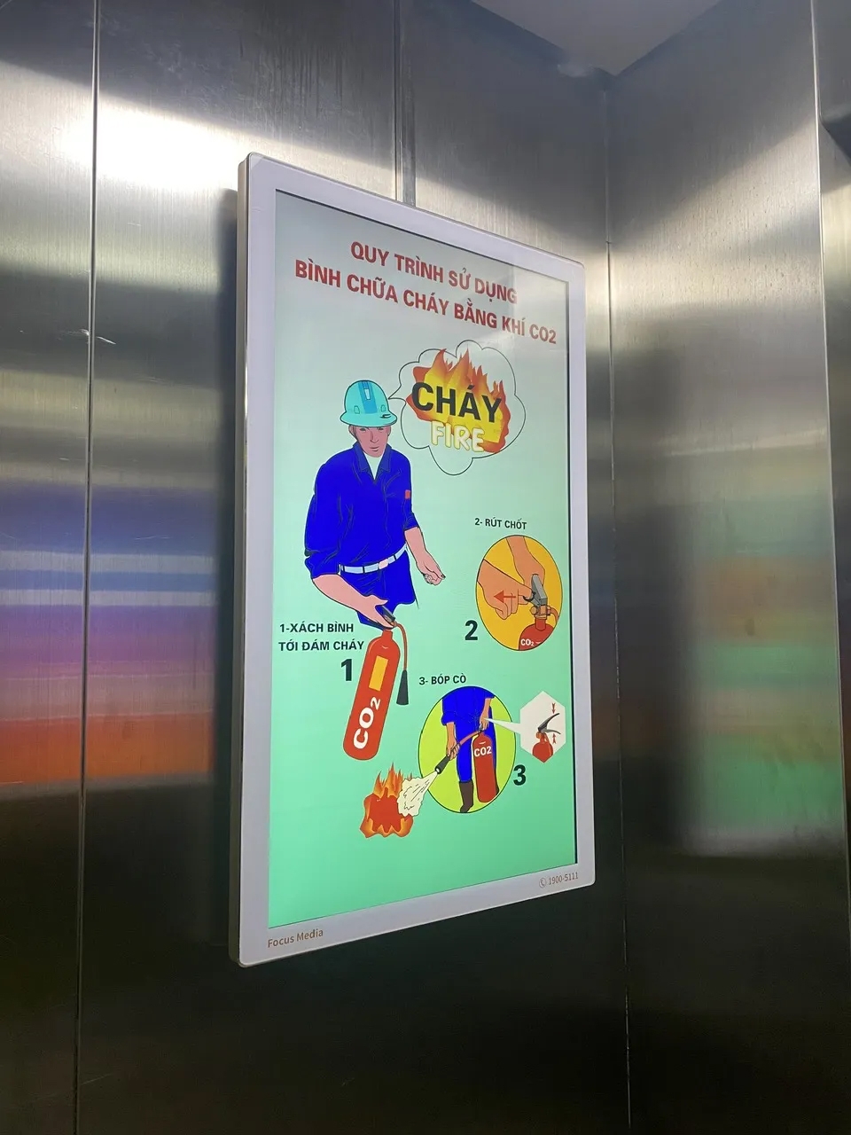 Mô hình ''Cầu thang pháp luật'' tại chung cư 871 - Tổng Cục chính trị, phường Bồ Đề, TP Hà Nội. Ảnh: Bạch Dương Mô hình ''Cầu thang pháp luật'' tại chung cư 871 - Tổng Cục chính trị, phường Bồ Đề, TP Hà Nội. Ảnh: Bạch Dương