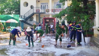 Công an xã Xuân Mai giúp Nhân dân khắc phục hậu quả sau ngập lụt