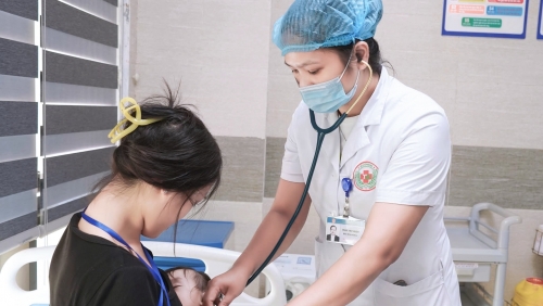 Trẻ 8 tháng tuổi phồng rộp da vì chữa rết cắn bằng tỏi