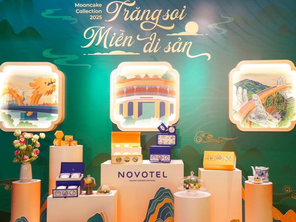 “Trăng Soi Miền Di Sản” được lấy cảm hứng từ ba cây cầu đã trở thành biểu tượng của miền Trung. “Trăng Soi Miền Di Sản” được lấy cảm hứng từ ba cây cầu đã trở thành biểu tượng của miền Trung.