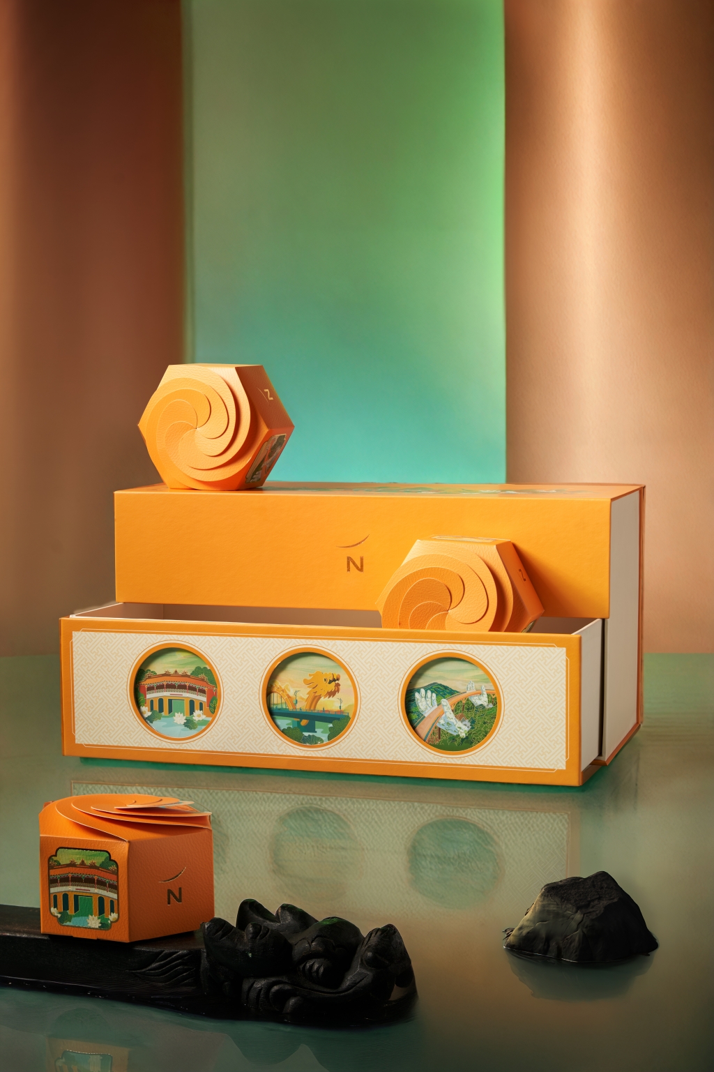 Bên trong là hương vị Trung thu tinh tế, bên ngoài là thiết kế sang trọng. Bên trong là hương vị Trung thu tinh tế, bên ngoài là thiết kế sang trọng.