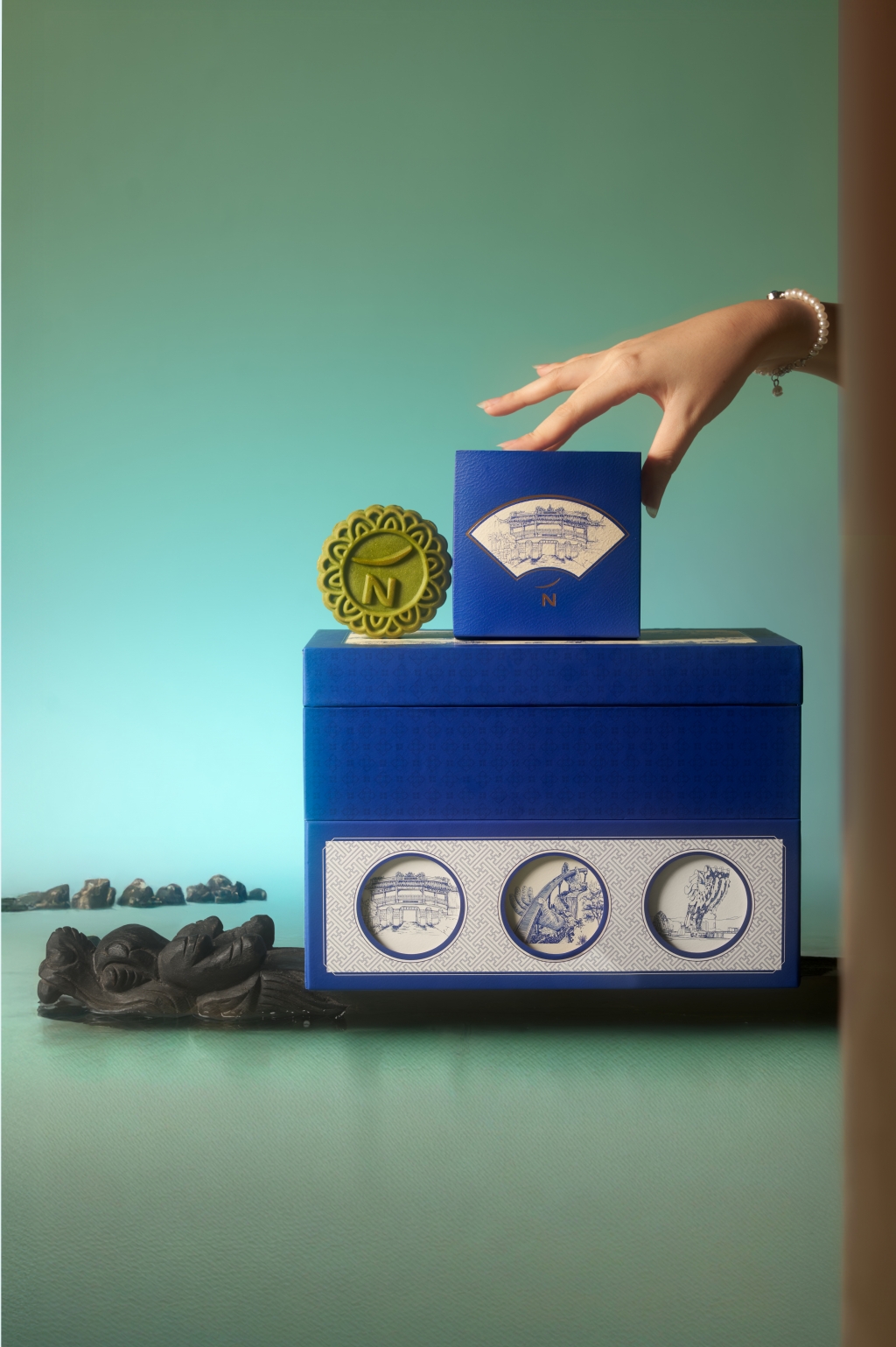 Ba cây cầu biểu tượng trên hộp bánh gửi gắm thông điệp kết nối di sản đến sự trẻ trung, năng động Ba cây cầu biểu tượng trên hộp bánh gửi gắm thông điệp kết nối di sản đến sự trẻ trung, năng động