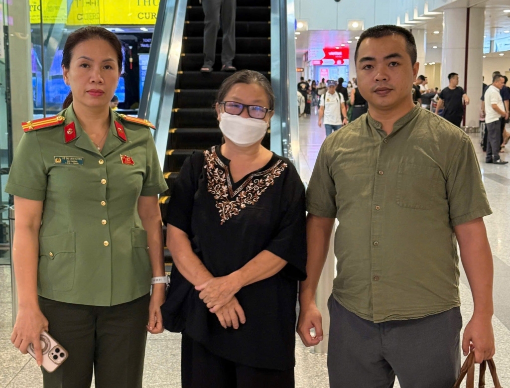 Đối tượng Nguyễn Thị Kim Oanh bị bắt giữ và di lý đối tượng từ thủ đô Viêng Chăn, Lào về Việt Nam