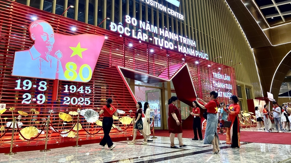 Tạo mọi điều kiện thuận lợi cho người dân và du khách tham quan Triển lãm thành tựu Đất nước