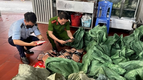 Phát hiện, thu giữ gần 1 tấn xúc xích, lạp xưởng nhập lậu tại Hà Nội