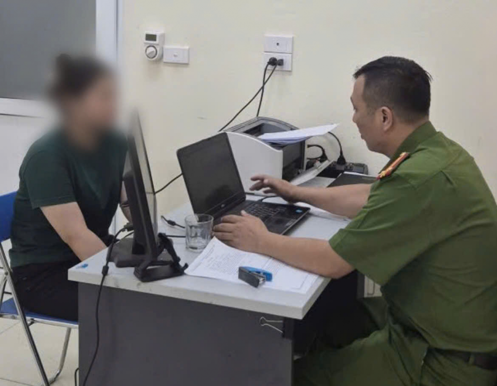 Cán bộ Công an phường tuyên truyền cháu N về thủ đoạn lừa đảo . Ảnh: CQCA