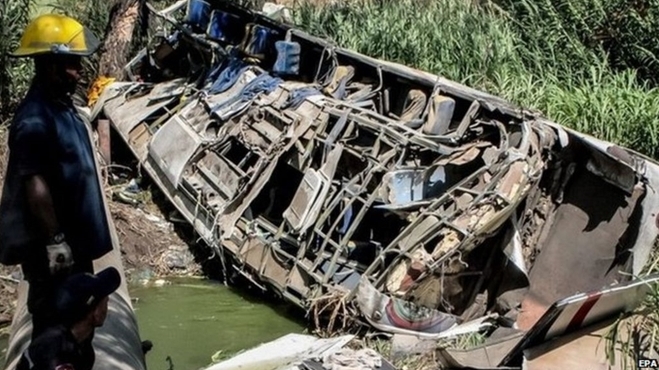 Xe buýt bị lật rồi bốc cháy khiến ít nhất 9 người tử vong