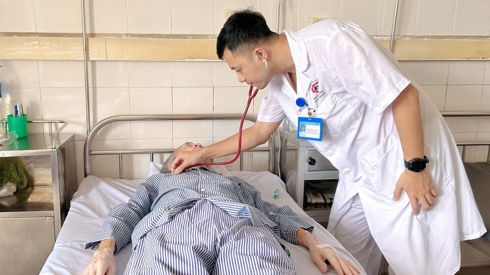 Cứu sống cụ ông 72 tuổi nôn ra máu sau một cơn ho mạnh