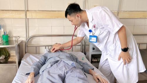 Cứu sống cụ ông 72 tuổi nôn ra máu sau một cơn ho mạnh