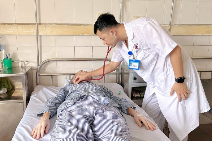 Cứu sống cụ ông 72 tuổi nôn ra máu sau một cơn ho mạnh