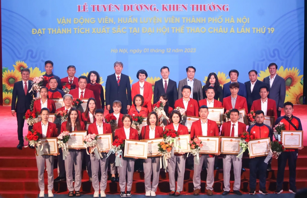 Các vận động viên, huấn luyện viên đoàn thể thao Hà Nội đạt thành tích cao trong năm 2023. Ảnh: Ngọc Tú