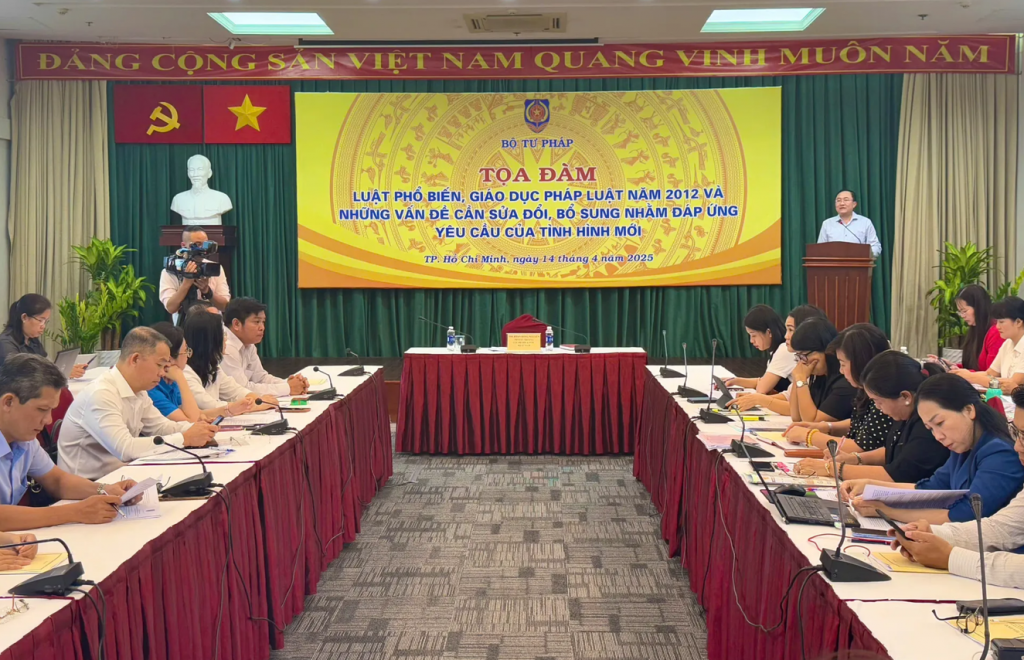 Phó Cục trưởng Cục Phổ biến giáo dục pháp luật và Trợ giúp pháp lý Phan Hồng Nguyên phát biểu tại tọa đàm Luật Phổ biến, giáo dục pháp luật năm 2012 và những vấn đề cần sửa đổi, bổ sung nhằm đáp ứng yêu cầu của tình hình mới. Ảnh: T.L Phó Cục trưởng Cục Phổ biến giáo dục pháp luật và Trợ giúp pháp lý Phan Hồng Nguyên phát biểu tại tọa đàm Luật Phổ biến, giáo dục pháp luật năm 2012 và những vấn đề cần sửa đổi, bổ sung nhằm đáp ứng yêu cầu của tình hình mới. Ảnh: T.L