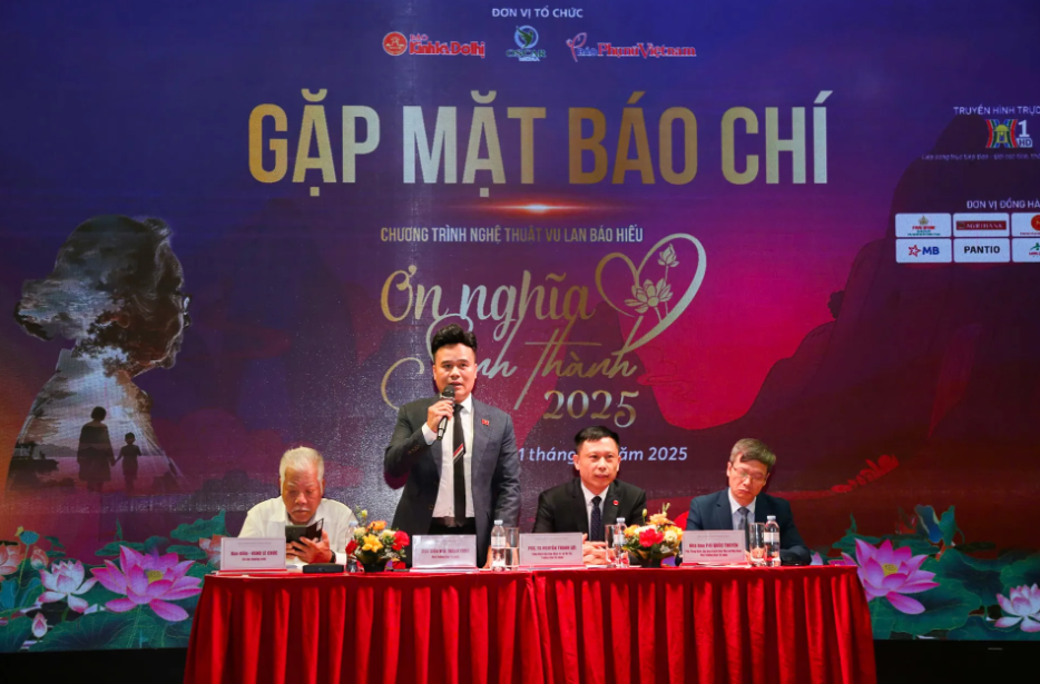 Đạo diễn Mai Thanh Tùng – tác giả, Tổng đạo diễn chương trình chia sẻ tại buổi gặp gỡ báo chí.