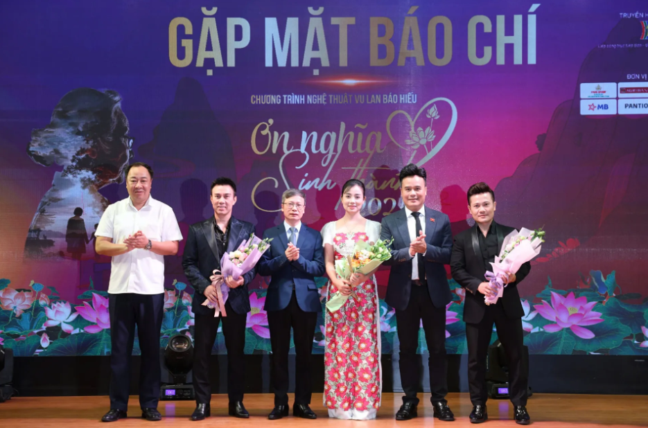 Ban Tổ chức tặng hoa các nghệ sĩ tham gai chương trình.