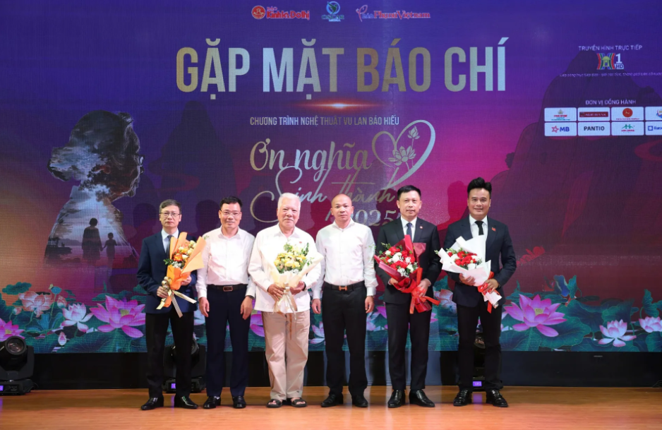 Ban Tổ chức chương trình nhận hoa từ lãnh đạo Ban Tuyên giáo và Dân vận T.Ư và Cục Báo chí (Bộ VHTT&DL).