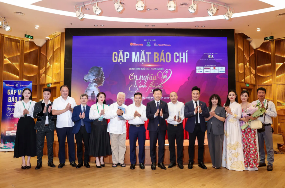 Các đại biểu chụp ảnh lưu niệm.