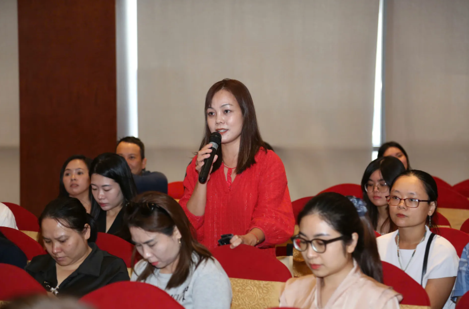 Phóng viên đặt câu hỏi tại buổi gặp mặt.