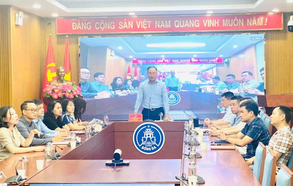 Bí thư Đảng ủy, Chủ tịch HĐND phường Đống Đa Nguyễn Ngọc Việt nêu ý kiện thảo luận tại điểm cầu phường Đống Đa. Bí thư Đảng ủy, Chủ tịch HĐND phường Đống Đa Nguyễn Ngọc Việt nêu ý kiện thảo luận tại điểm cầu phường Đống Đa.