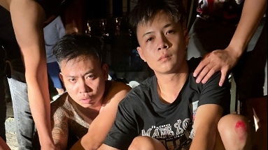 Hai thanh niên lộ bí mật khi bị kiểm tra lúc nửa đêm