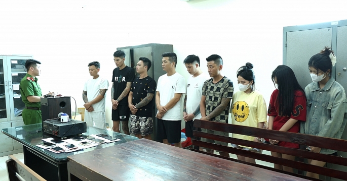 Nhóm đối tượngbị phát hiện, bắt giữ về hành vi tổ chức, sử dụng trái phép chất ma túy tại xã Nam Lý, tỉnh Ninh Bình