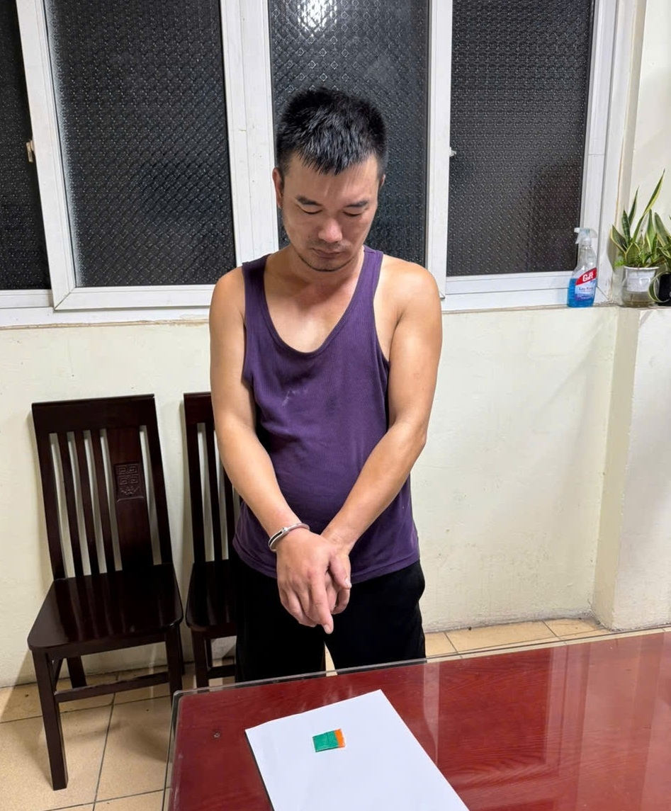 Đối tượng Phạm Thành Long cùng tang vật.