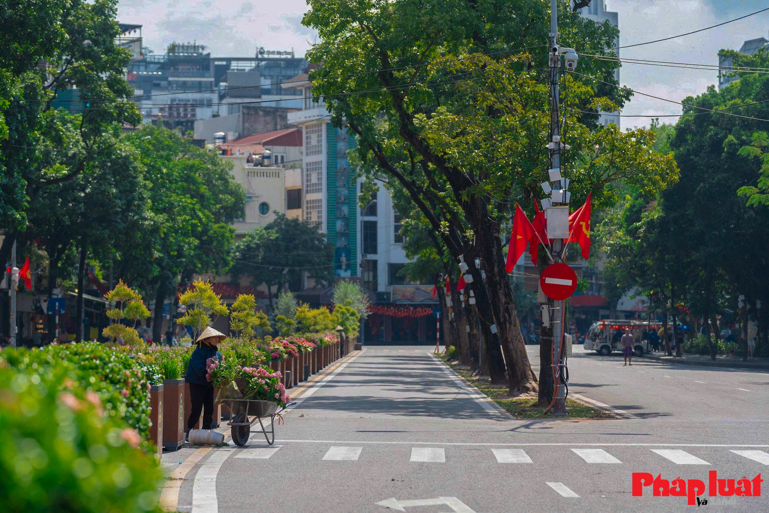 Bất ngờ trước không gian thoáng đãng khác lạ của quảng trường Đông Kinh Nghĩa Thục Bất ngờ trước không gian thoáng đãng khác lạ của quảng trường Đông Kinh Nghĩa Thục