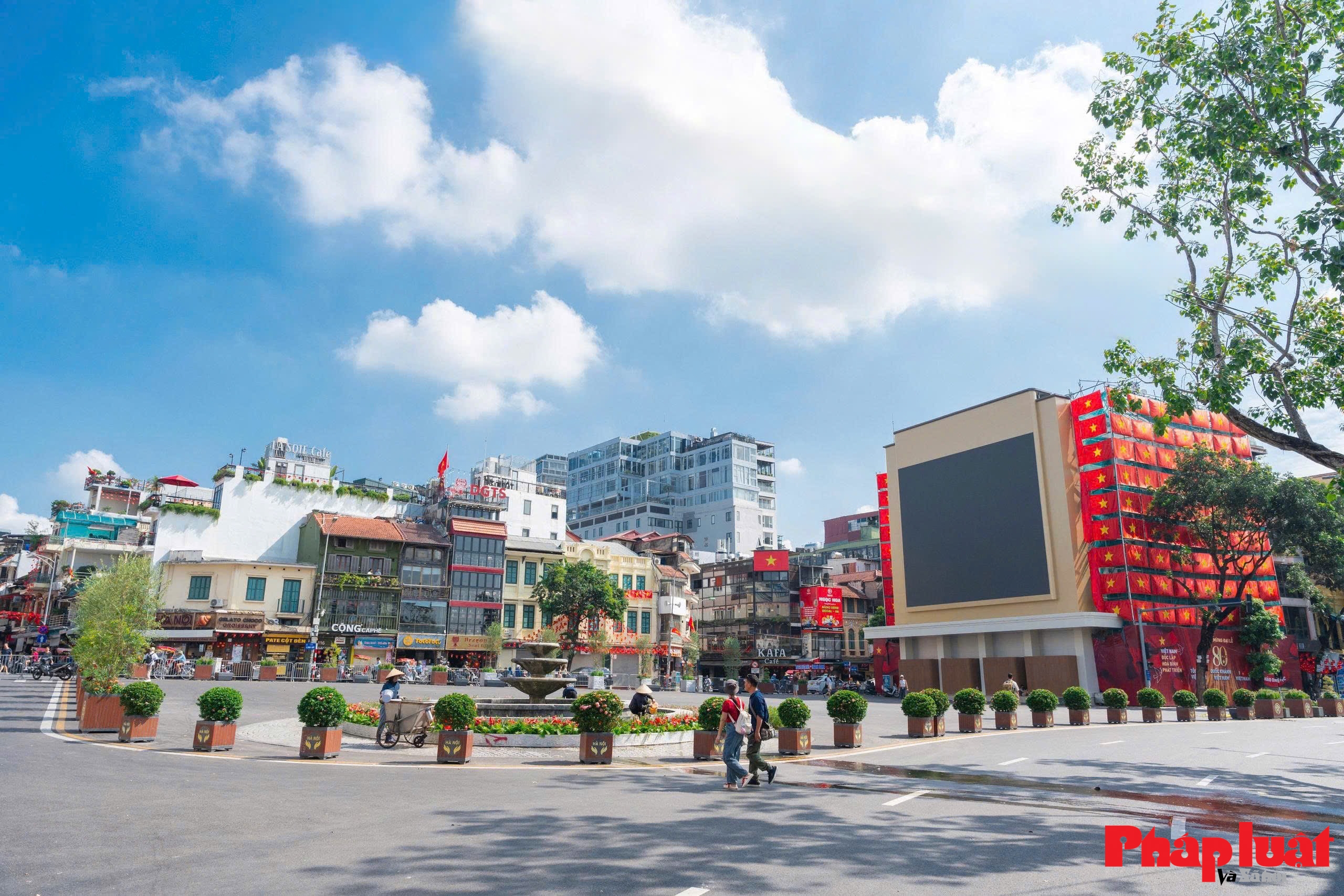 Bất ngờ trước không gian thoáng đãng khác lạ của quảng trường Đông Kinh Nghĩa Thục Bất ngờ trước không gian thoáng đãng khác lạ của quảng trường Đông Kinh Nghĩa Thục