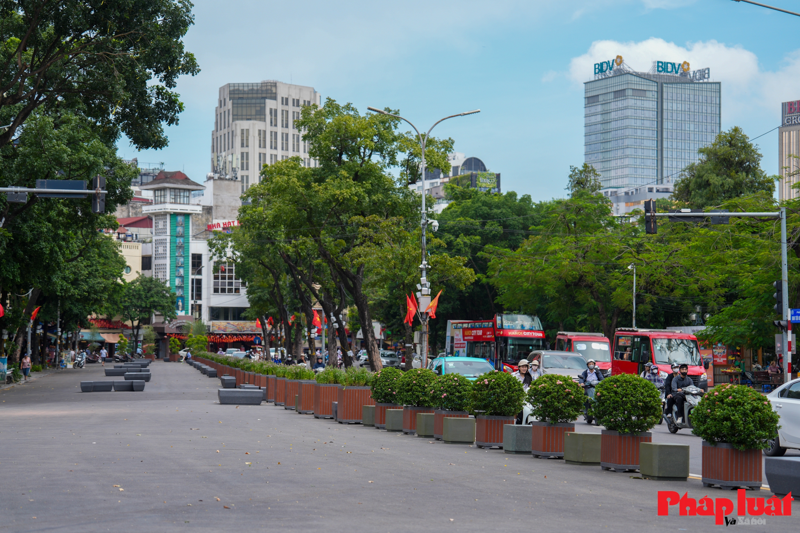 Bất ngờ trước không gian thoáng đãng khác lạ của quảng trường Đông Kinh Nghĩa Thục Bất ngờ trước không gian thoáng đãng khác lạ của quảng trường Đông Kinh Nghĩa Thục