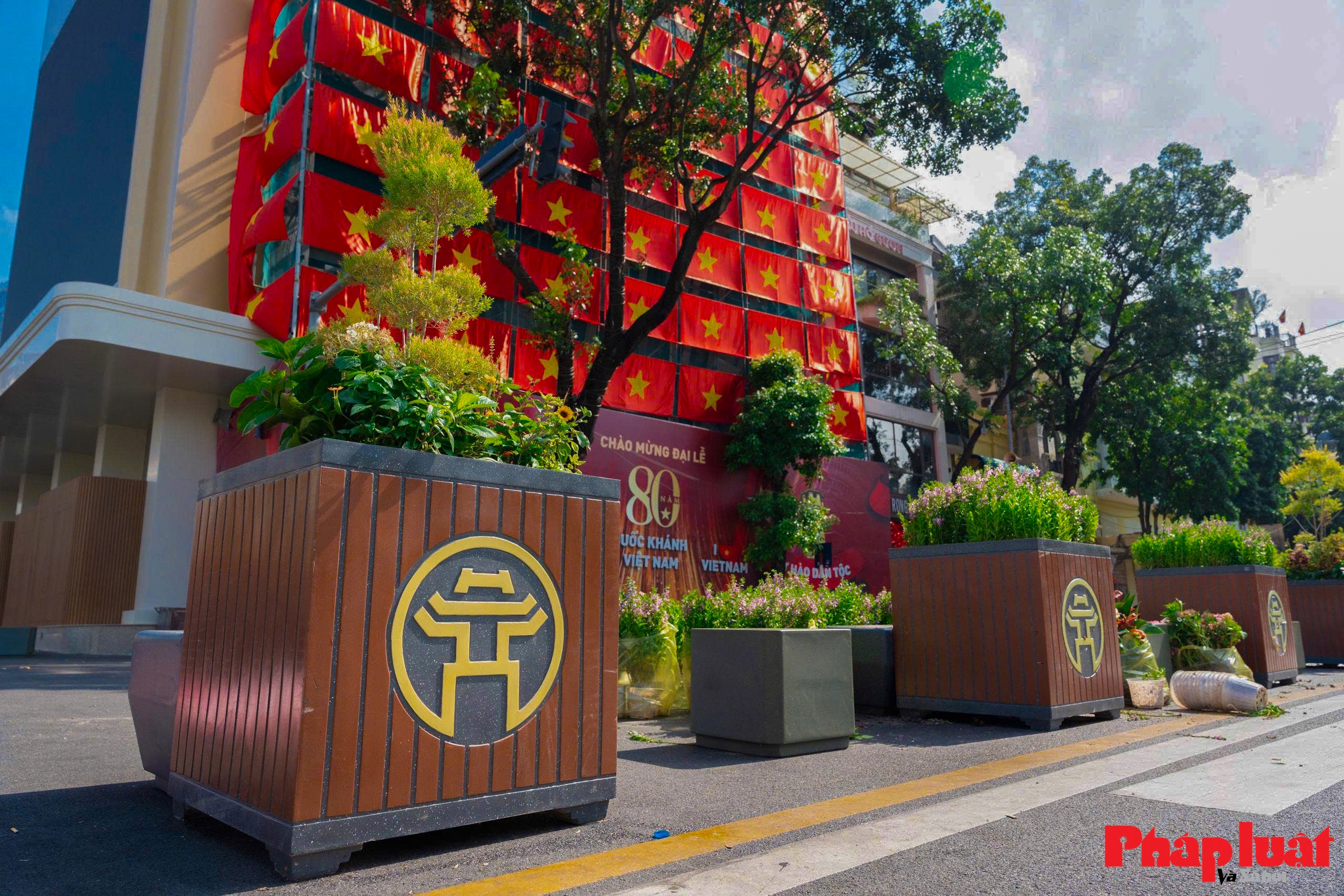 Bất ngờ trước không gian thoáng đãng khác lạ của quảng trường Đông Kinh Nghĩa Thục Bất ngờ trước không gian thoáng đãng khác lạ của quảng trường Đông Kinh Nghĩa Thục