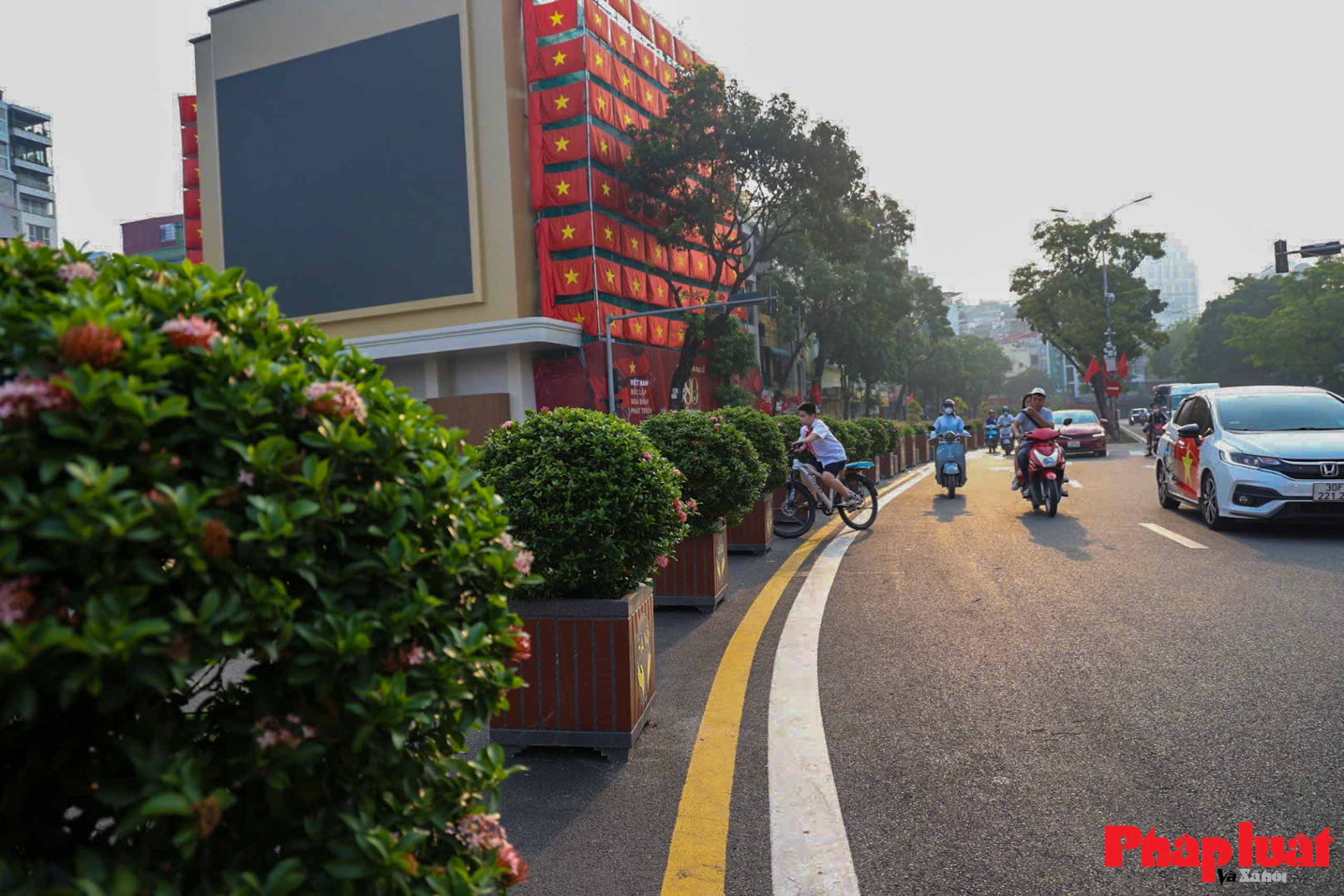 Bất ngờ trước không gian thoáng đãng khác lạ của quảng trường Đông Kinh Nghĩa Thục Bất ngờ trước không gian thoáng đãng khác lạ của quảng trường Đông Kinh Nghĩa Thục