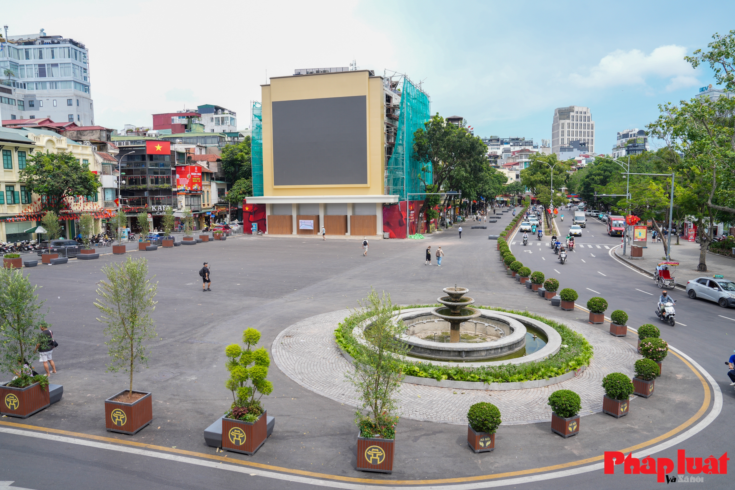 Bất ngờ trước không gian thoáng đãng khác lạ của quảng trường Đông Kinh Nghĩa Thục Bất ngờ trước không gian thoáng đãng khác lạ của quảng trường Đông Kinh Nghĩa Thục