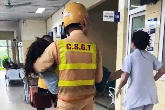 Hình ảnh chiến sĩ CSGT bế người phụ nữ tại hành lang bệnh viện lan truyền mạnh mẽ, nhận được nhiều lời khen ngợi từ cộng đồng. Ảnh: CQCA