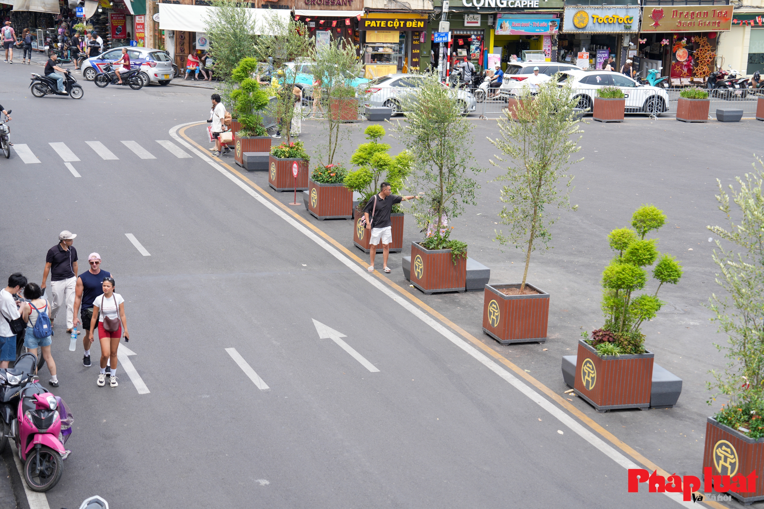 Bất ngờ trước không gian thoáng đãng khác lạ của quảng trường Đông Kinh Nghĩa Thục Bất ngờ trước không gian thoáng đãng khác lạ của quảng trường Đông Kinh Nghĩa Thục