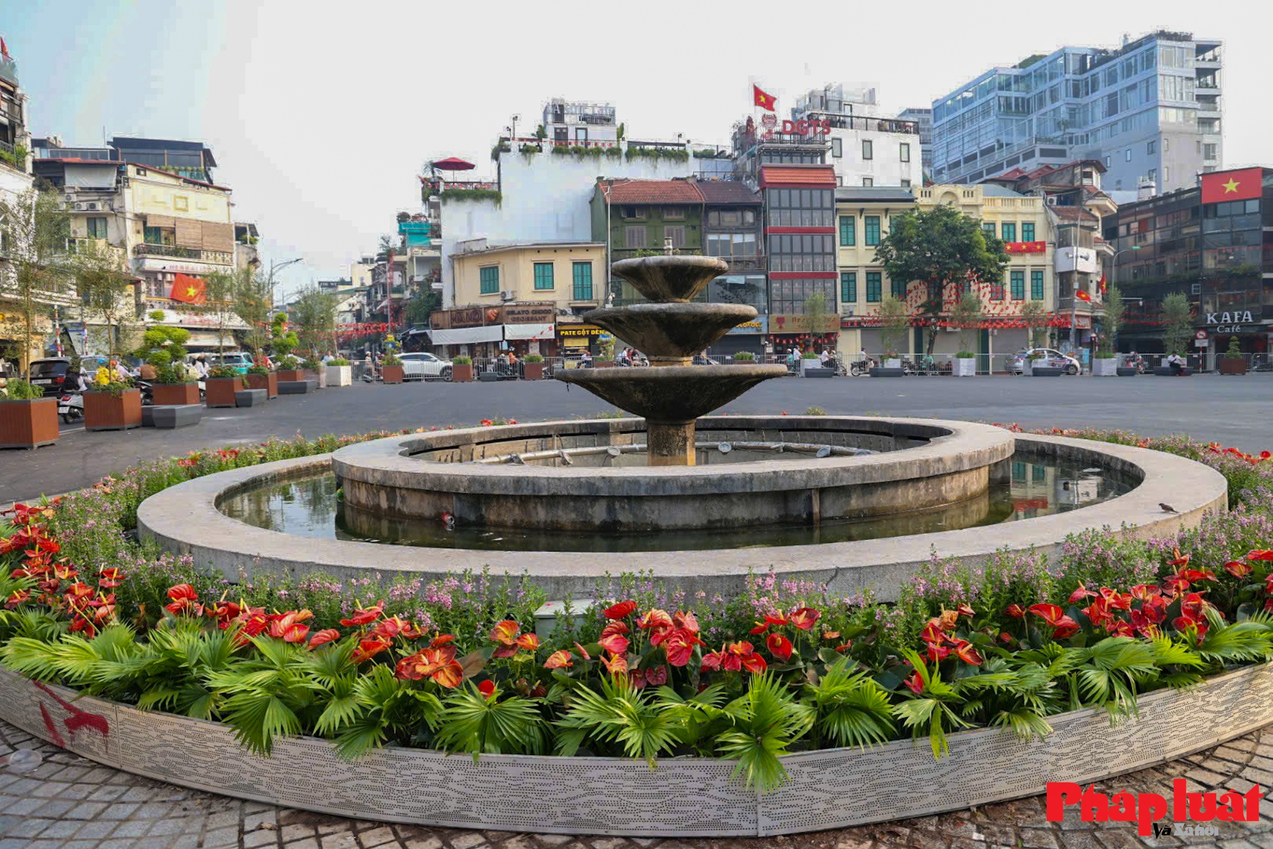 Bất ngờ trước không gian thoáng đãng khác lạ của quảng trường Đông Kinh Nghĩa Thục Bất ngờ trước không gian thoáng đãng khác lạ của quảng trường Đông Kinh Nghĩa Thục