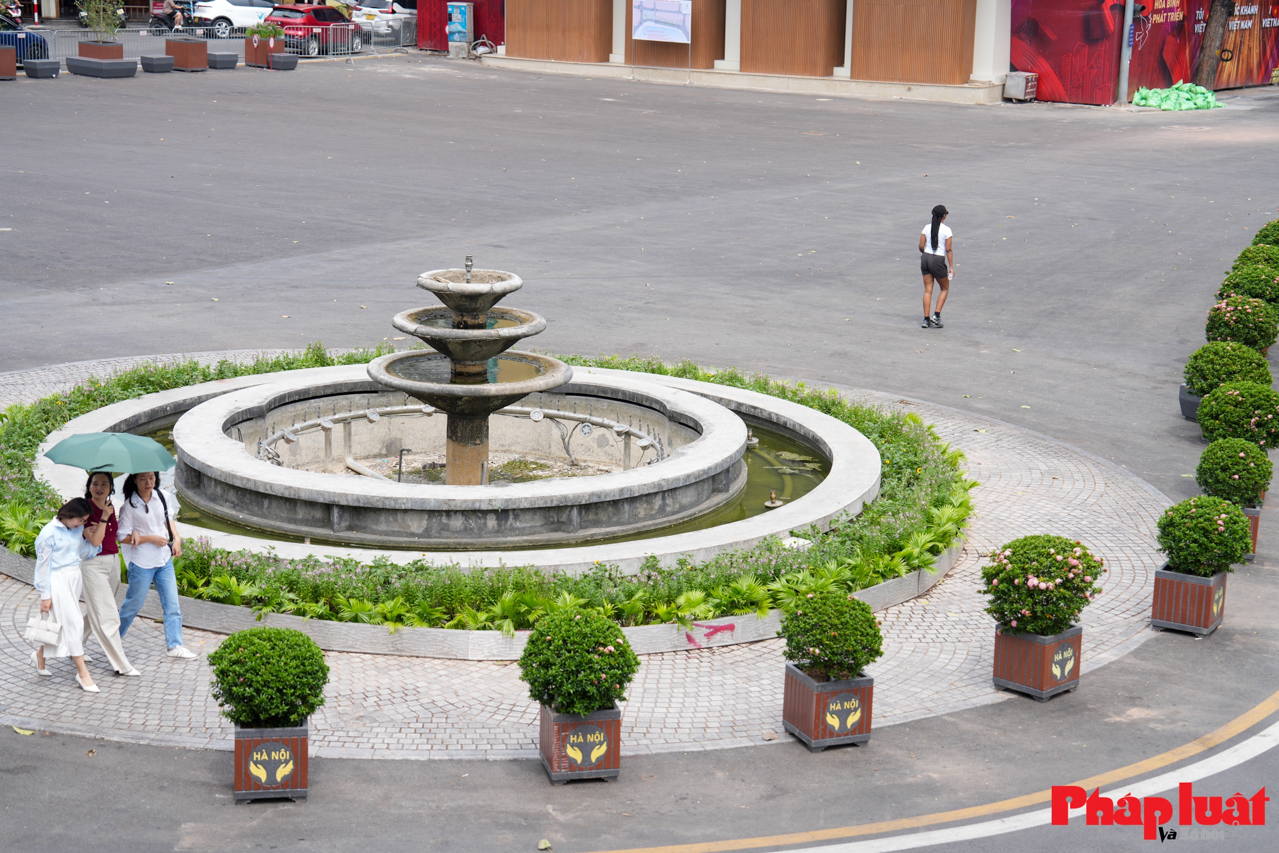 Bất ngờ trước không gian thoáng đãng khác lạ của quảng trường Đông Kinh Nghĩa Thục Bất ngờ trước không gian thoáng đãng khác lạ của quảng trường Đông Kinh Nghĩa Thục