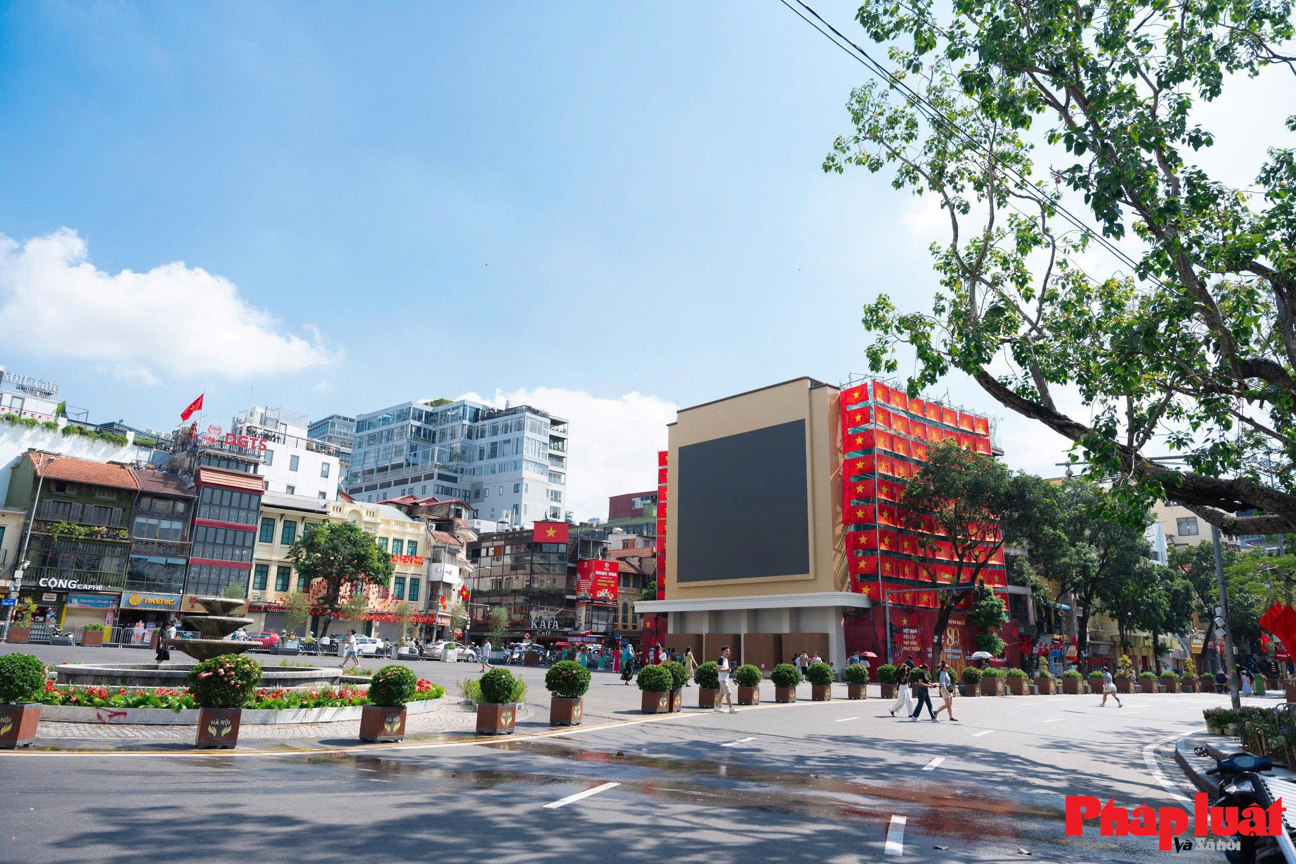 Bất ngờ trước không gian thoáng đãng khác lạ của quảng trường Đông Kinh Nghĩa Thục Bất ngờ trước không gian thoáng đãng khác lạ của quảng trường Đông Kinh Nghĩa Thục