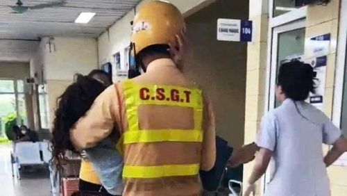 Cảnh sát giao thông Hà Nội mở đường đưa người phụ nữ bị sốc phản vệ đến bệnh viện cấp cứu
