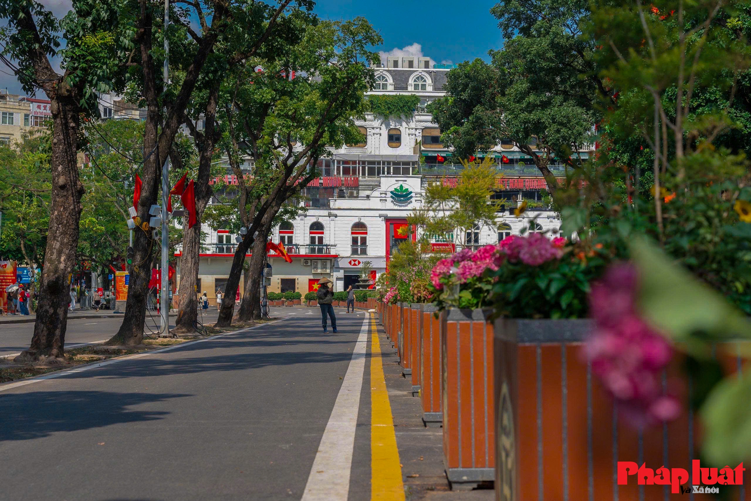 Bất ngờ trước không gian thoáng đãng khác lạ của quảng trường Đông Kinh Nghĩa Thục Bất ngờ trước không gian thoáng đãng khác lạ của quảng trường Đông Kinh Nghĩa Thục
