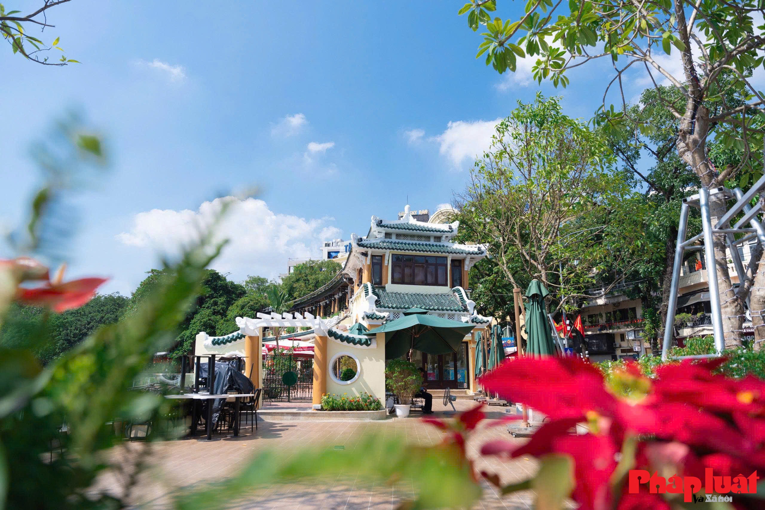 Bất ngờ trước không gian thoáng đãng khác lạ của quảng trường Đông Kinh Nghĩa Thục Bất ngờ trước không gian thoáng đãng khác lạ của quảng trường Đông Kinh Nghĩa Thục