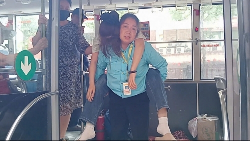 Nhân viên xe buýt kịp thời giúp đỡ hành khách gặp sự cố sức khỏe