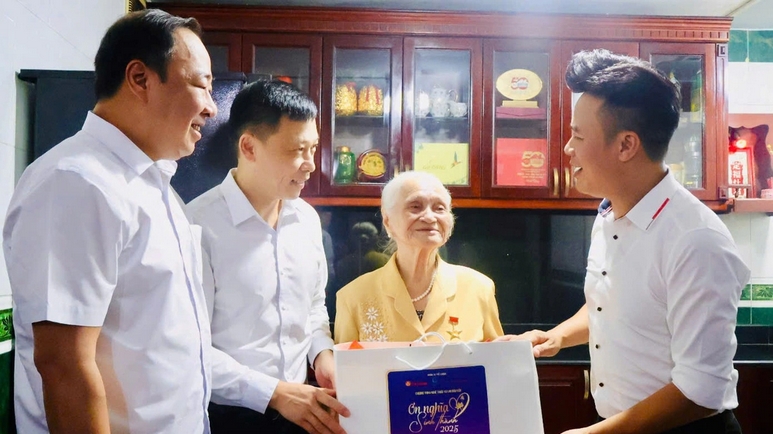 Chương trình "Ơn nghĩa sinh thành 2025" tri ân các Mẹ Việt Nam Anh hùng, người có hoàn cảnh khó khăn tại TP Hồ Chí Minh